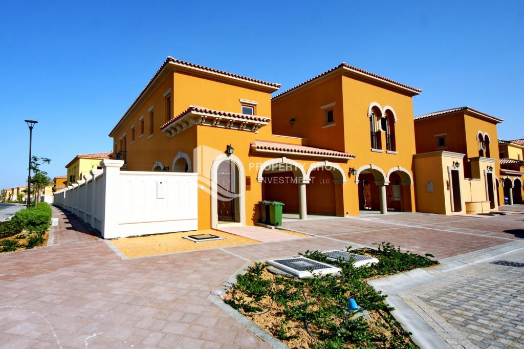 Exquisite 4 + M BR Townhouse in Saadiyat Beach villas | Good Location and  Very Good Condition | Nicely Landscaped backyard with Good size